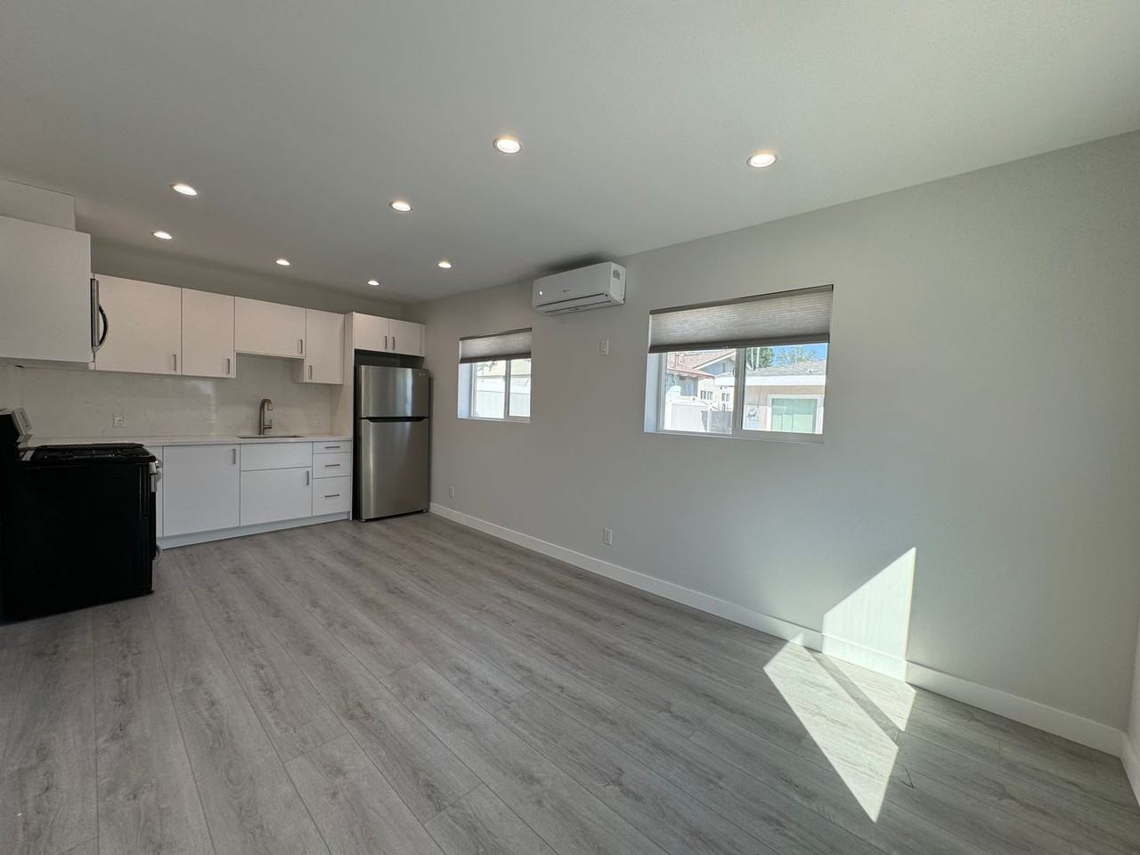 11517 Balboa Blvd - Photo 4 of 8