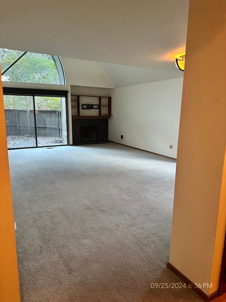 1421 Wallis Ct - Photo 2 of 17