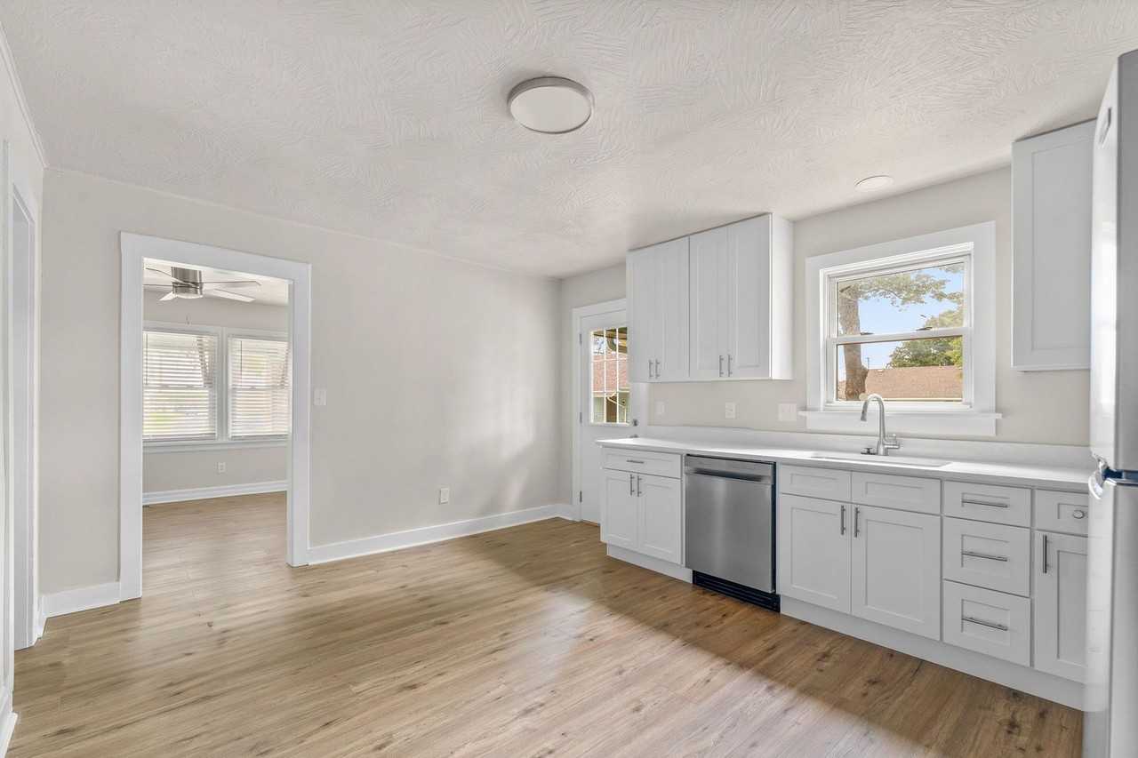 1430 S Campbell Ave - Photo 6 of 17