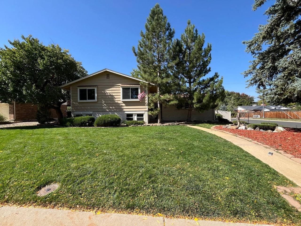 875 Emerald St - Photo 2 of 48