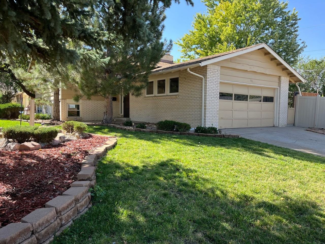 875 Emerald St - Photo 3 of 48