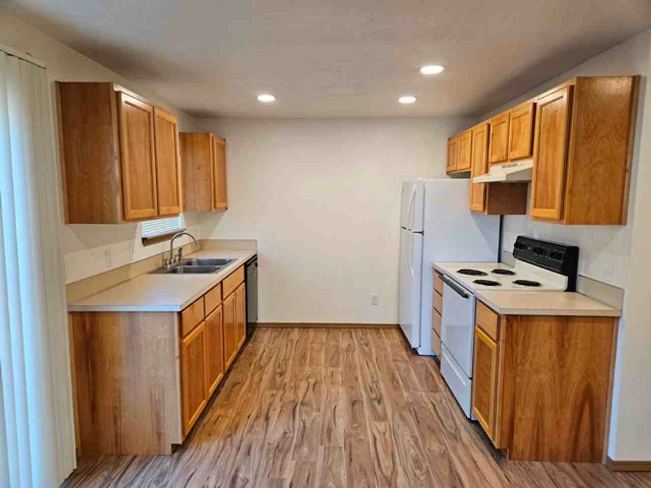 1175 Deerfield Ct - Photo 3 of 19