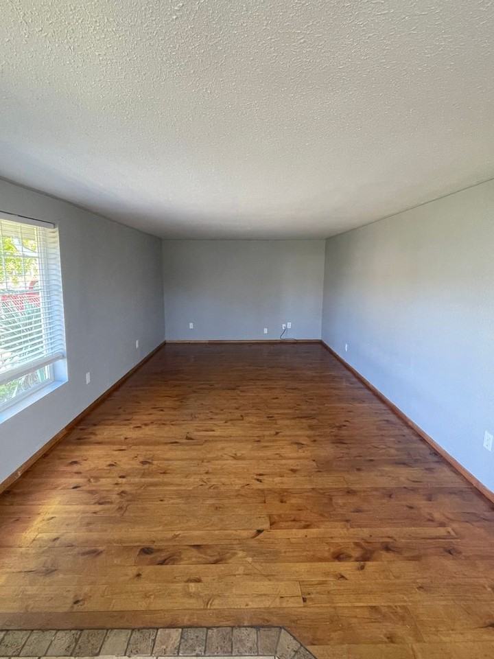 103 E Scott St - Photo 3 of 29