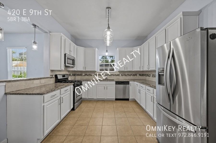 420 E 9th St - Photo 2 of 18