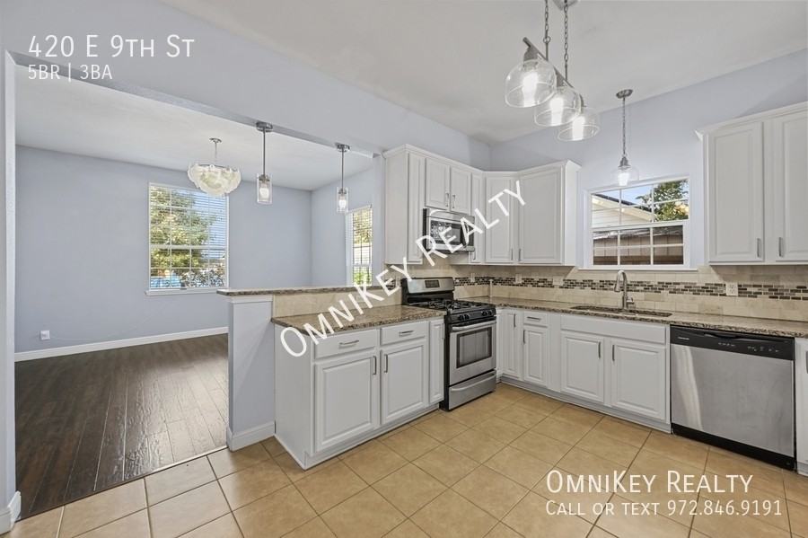 420 E 9th St - Photo 3 of 18