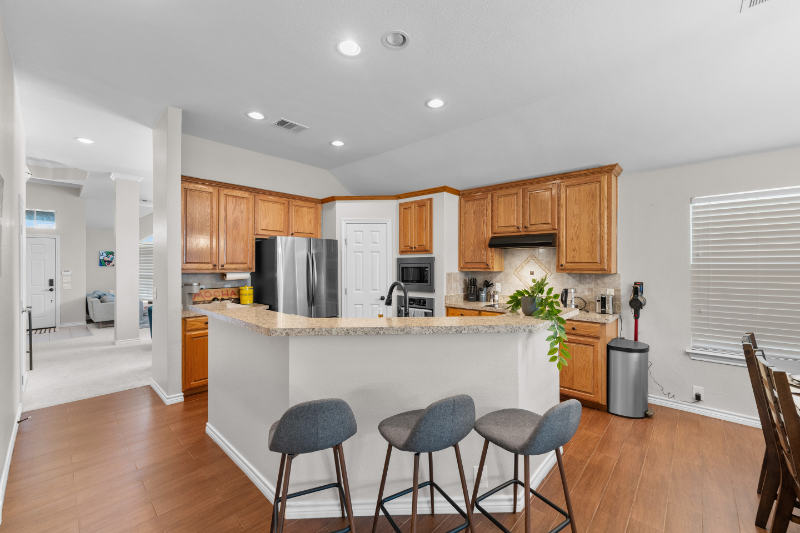 11350 Balcones Dr - Photo 5 of 32