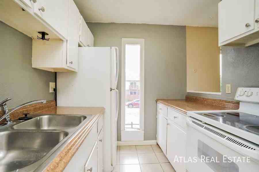 4245 Loomis Ave #4 - Photo 4 of 17