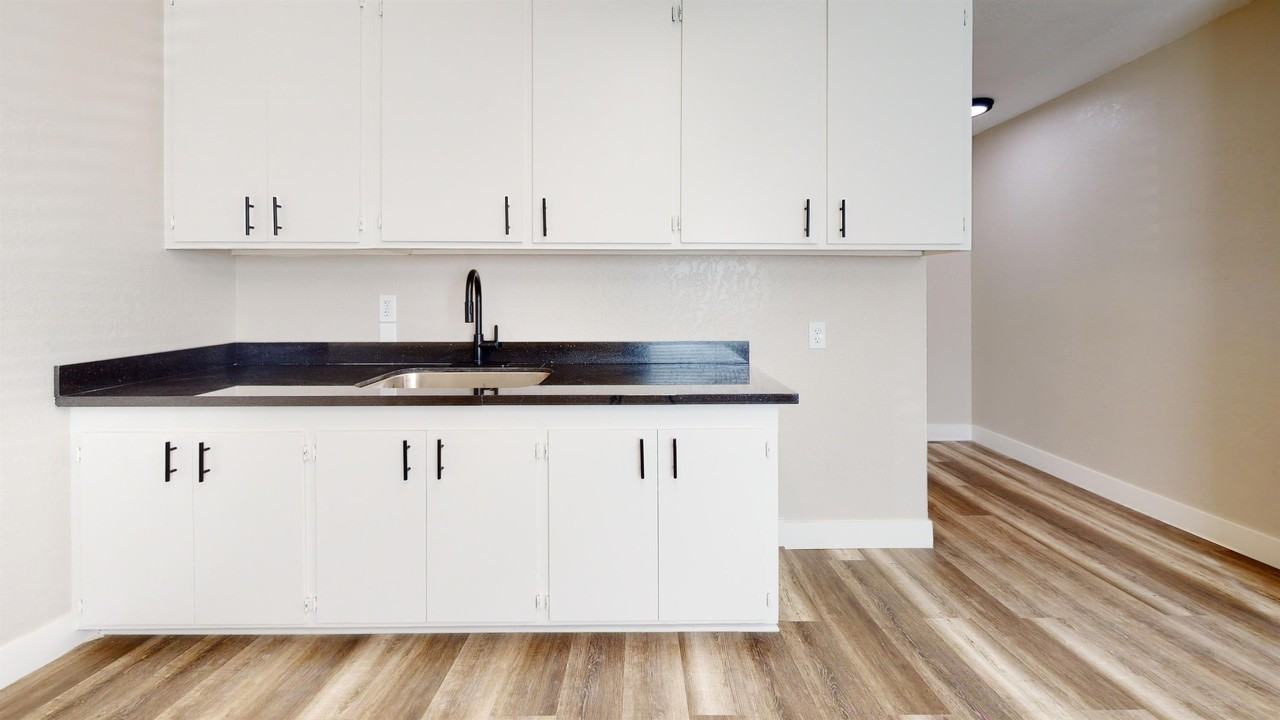 CA-0428 {1300 West Street} - Photo 2 of 46