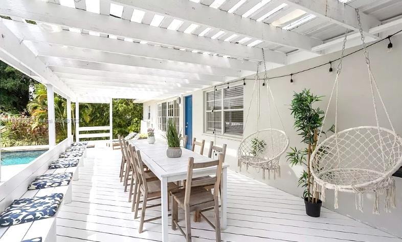 560 Ne 107th St - Photo 3 of 8