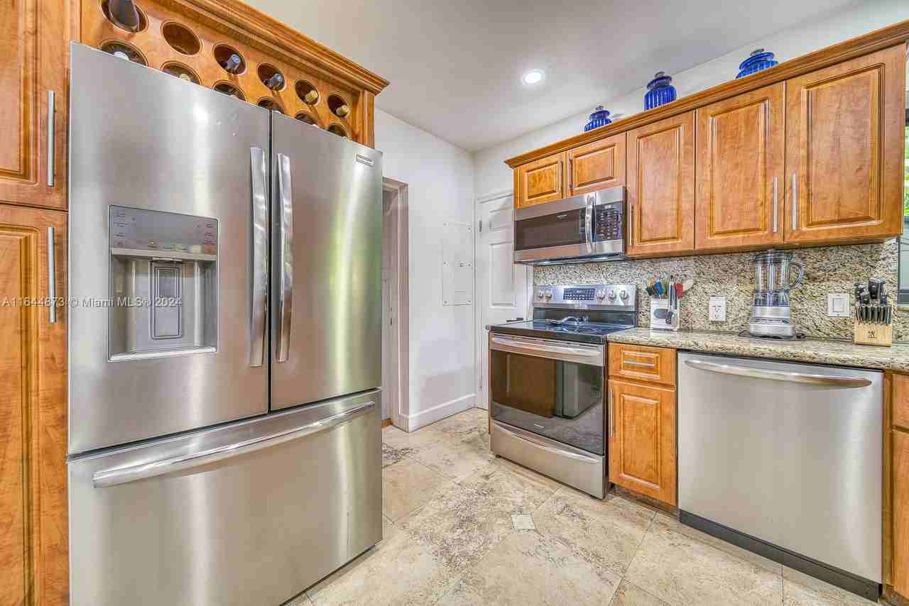 1885 Sw 14th St - Photo 2 of 6