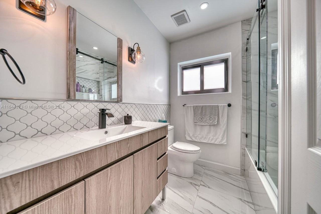 1885 Sw 14th St - Photo 3 of 6