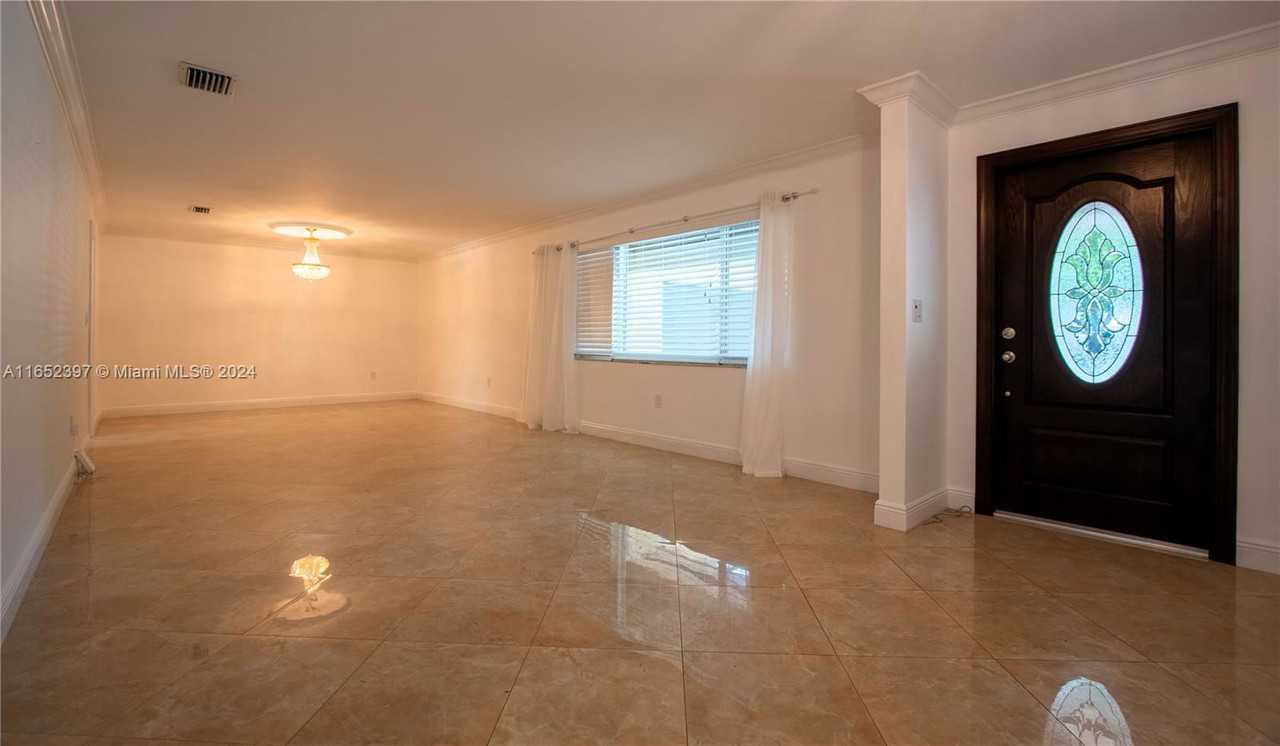 14060 Sw 82nd Ave - Photo 2 of 6