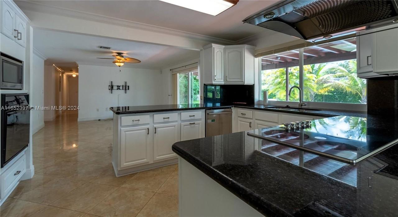 14060 Sw 82nd Ave - Photo 3 of 6