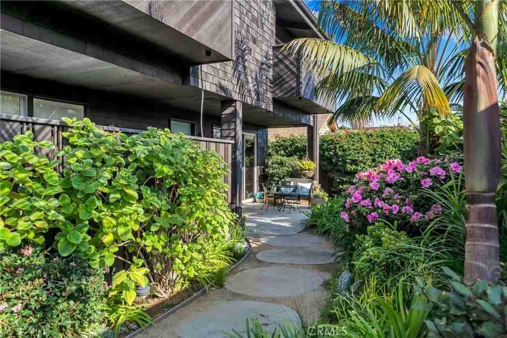 335 Cypress Dr - Photo 2 of 10