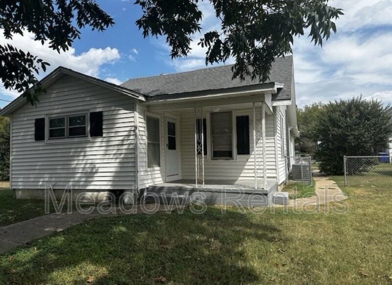 301 S Bordon St - Photo 3 of 32