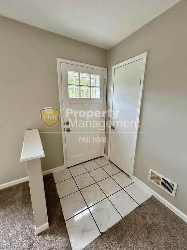 2811 E 10th St - Photo 3 of 43