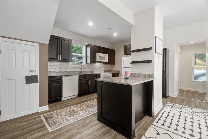 846 W 41st St - Photo 3 of 26