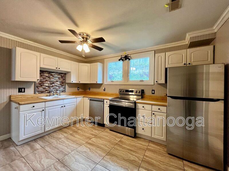 904 Boylston St - Photo 7 of 16
