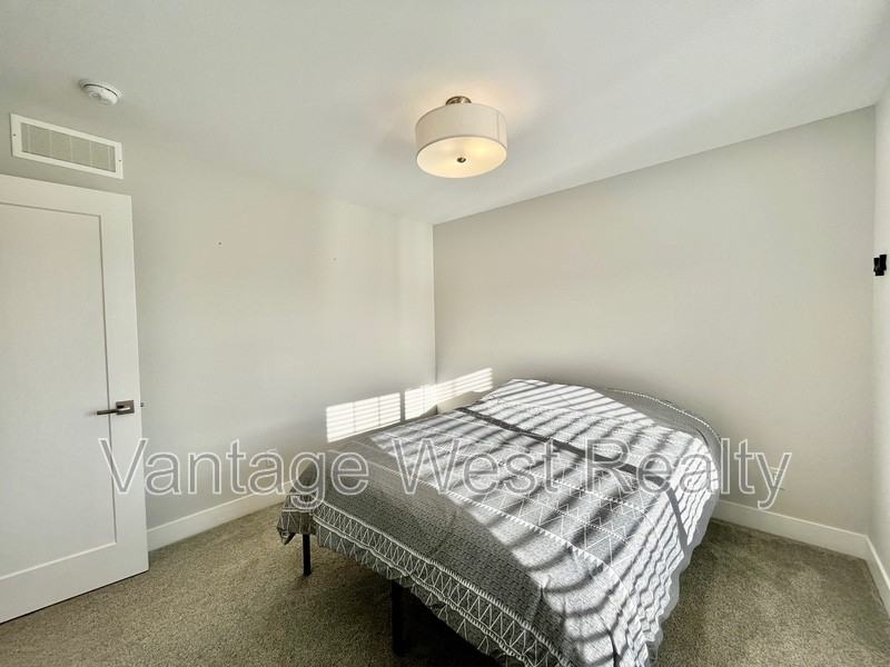 2460 Tallus Heights Dr - Photo 2 of 7