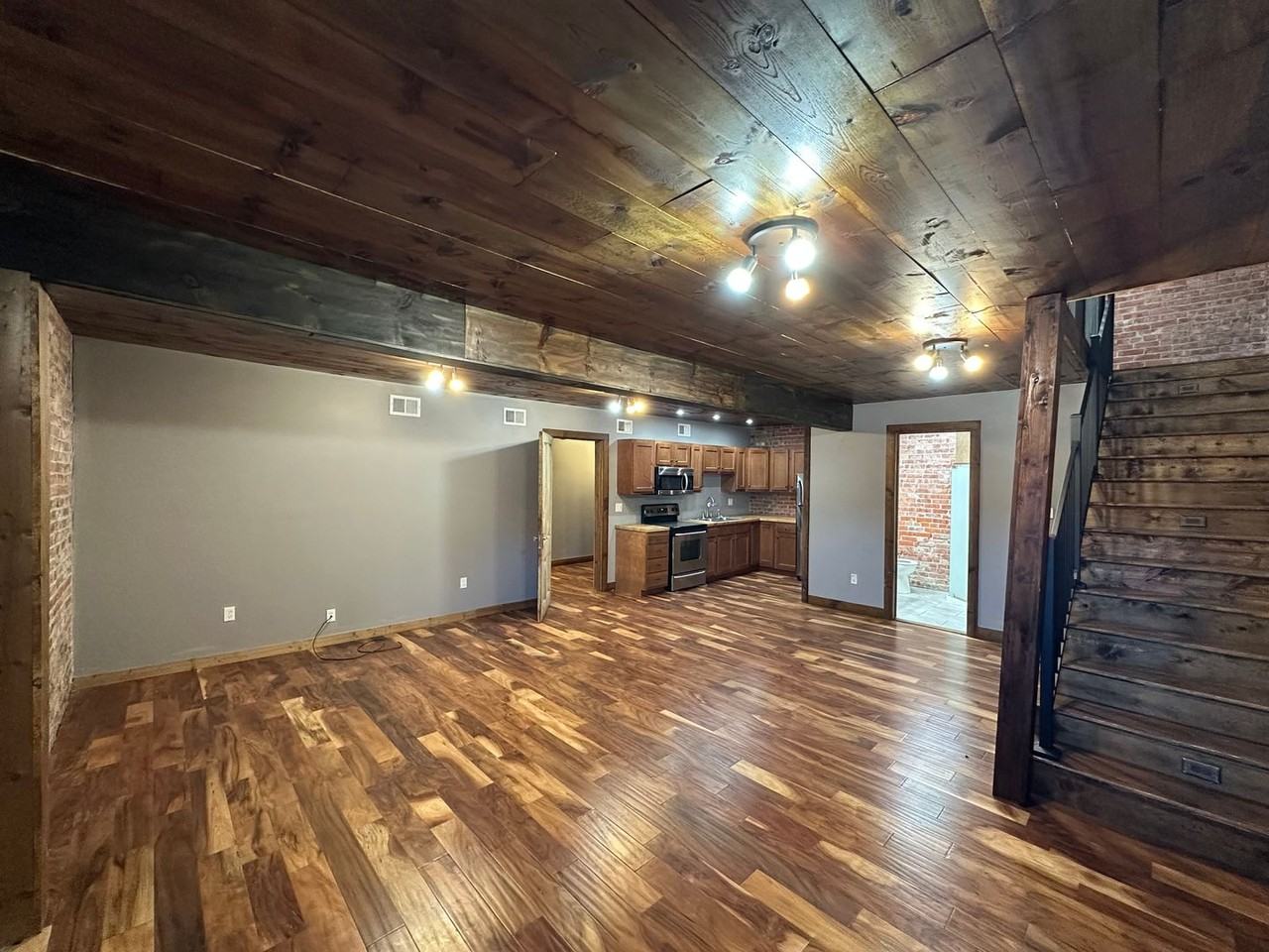 414 Wilson St - Photo 4 of 10