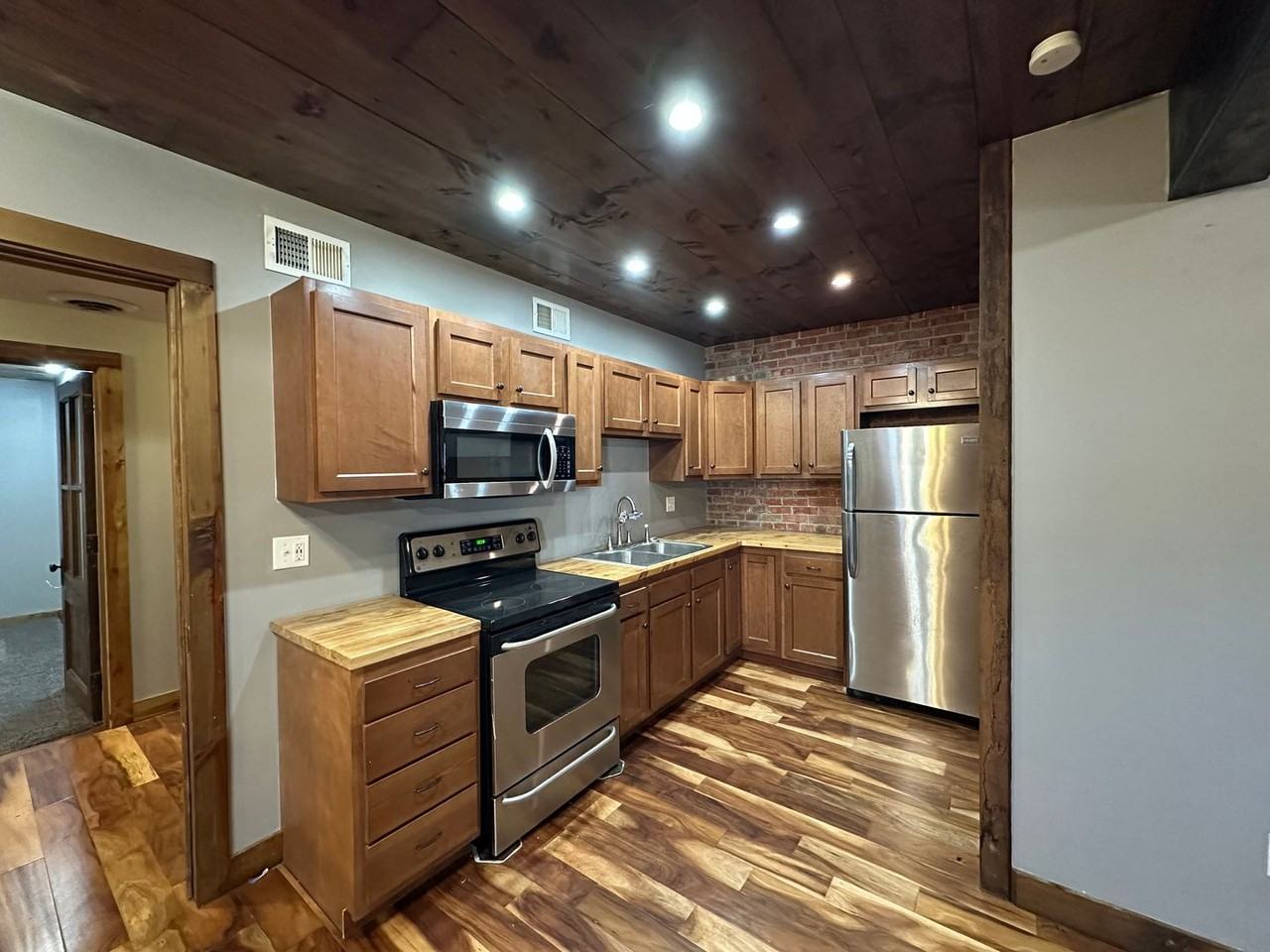 414 Wilson St - Photo 3 of 10