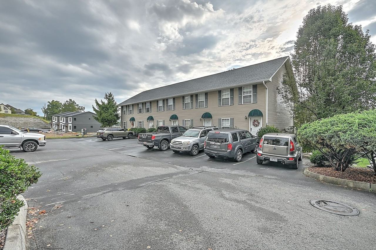 24 Lake Village Ct - Photo 2 of 26