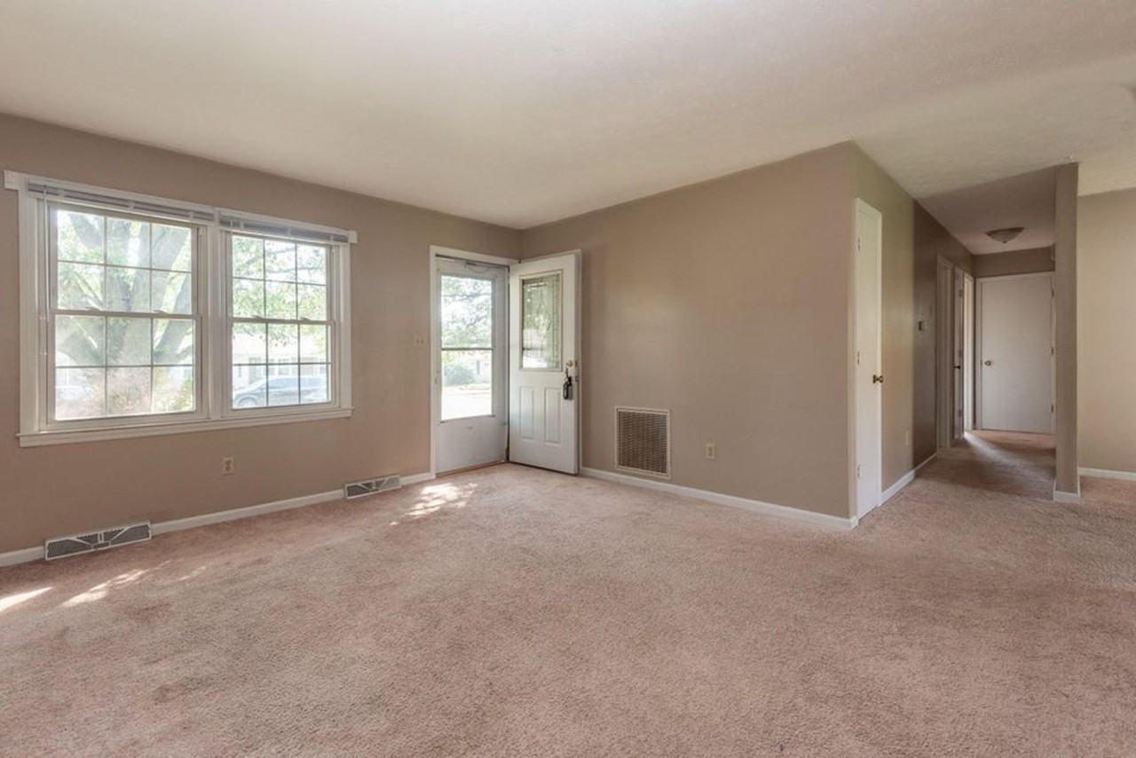 848 Kingsway Dr - Photo 2 of 12