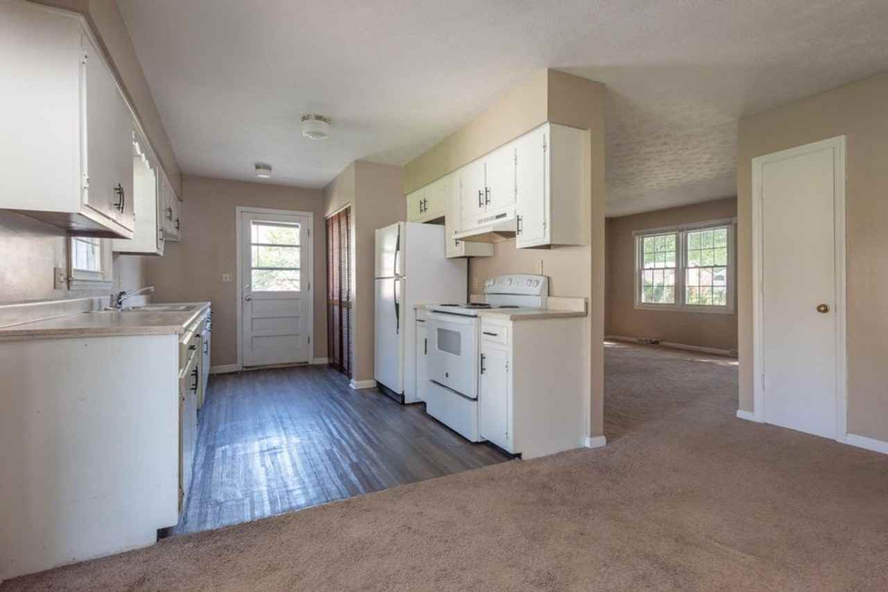 848 Kingsway Dr - Photo 3 of 12