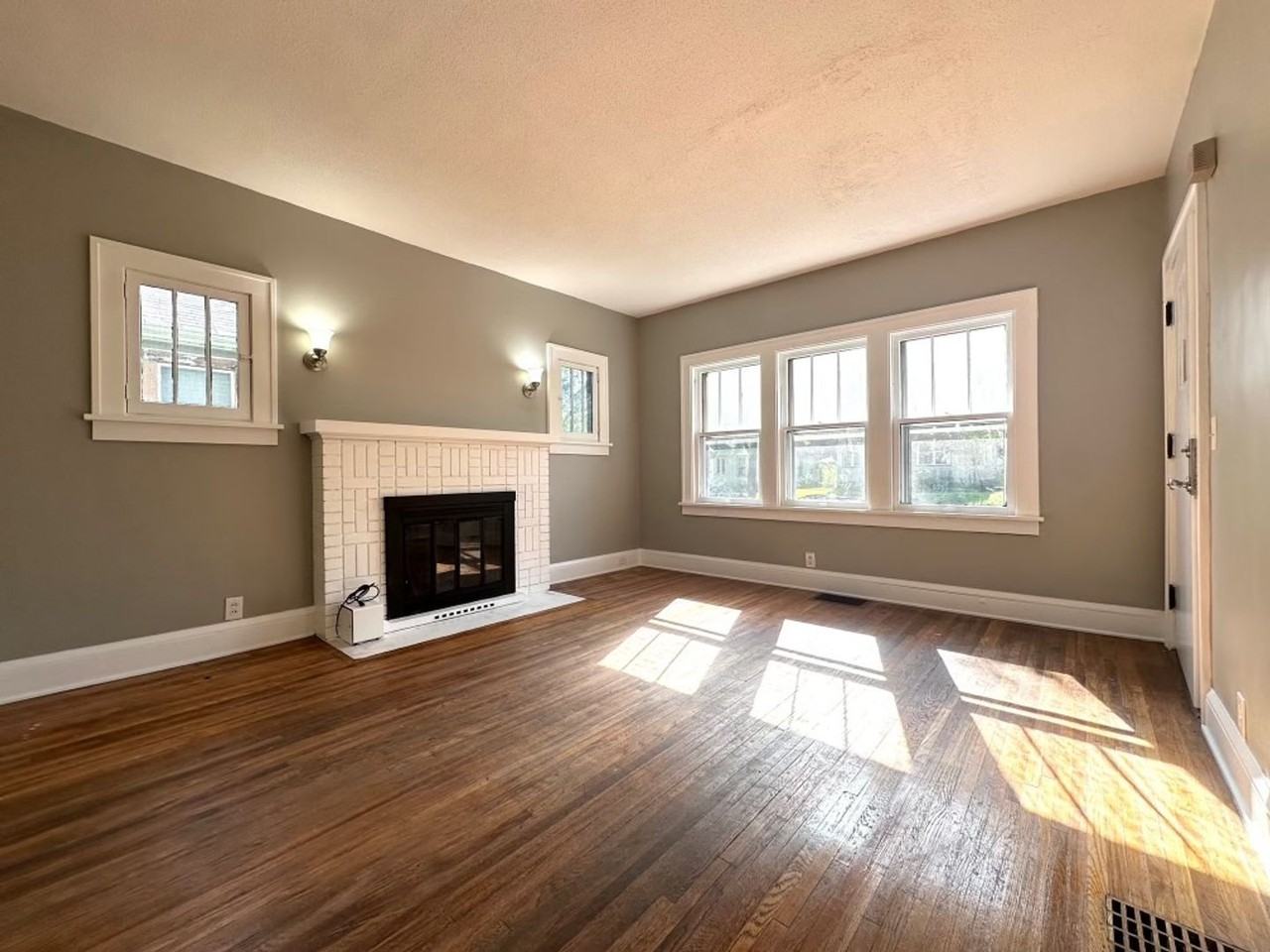 3438 Aldrich Avenue North - Photo 3 of 11