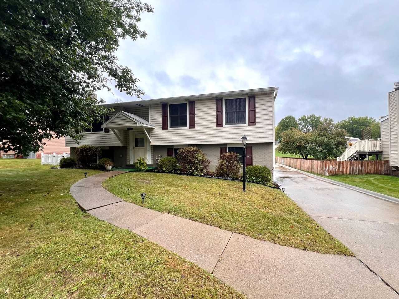 105 Colonial Dr - Photo 3 of 39