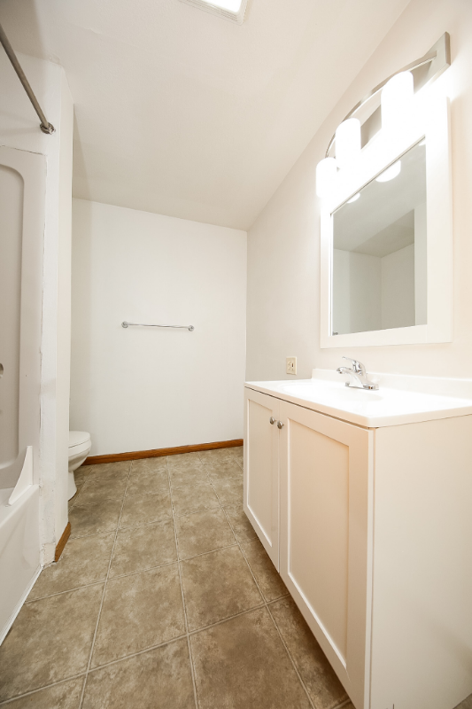 808 S Grange Ave #B - Photo 5 of 23