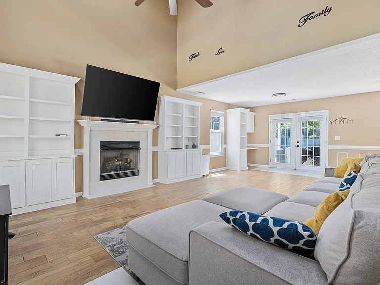 125 Edwards Ln - Photo 4 of 19