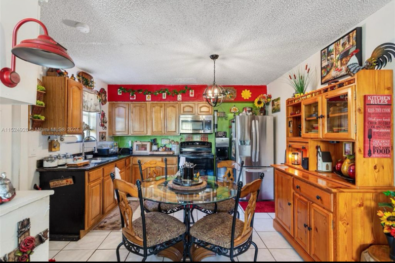 1167 Nestreet - Photo 3 of 19