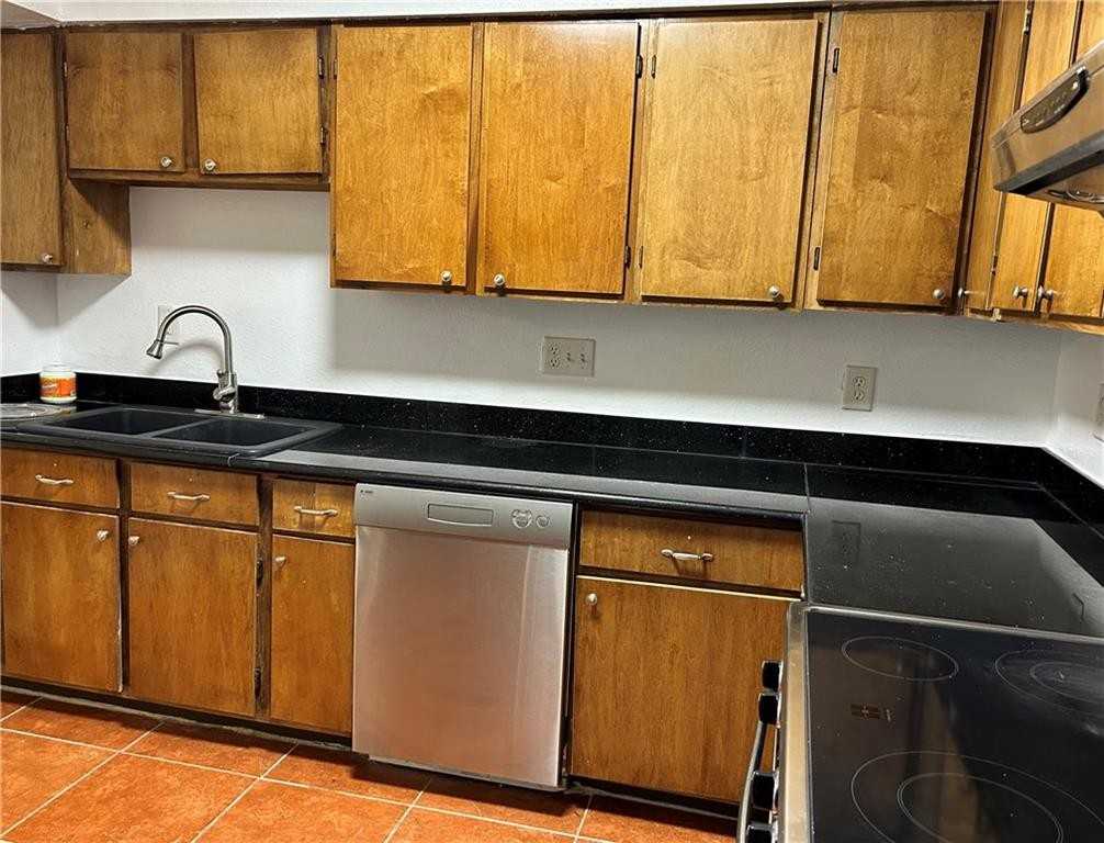 6540 Coveview Ct - Photo 3 of 12