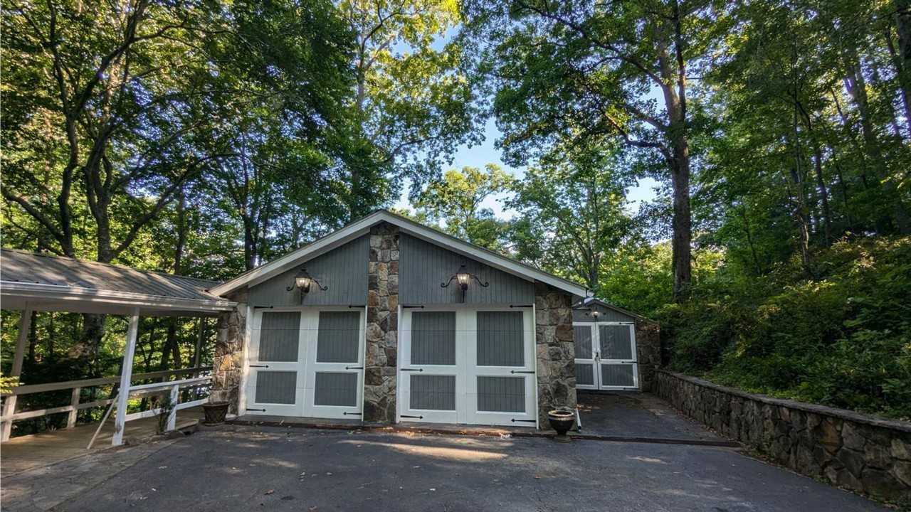 2965 Goble Dr - Photo 3 of 46