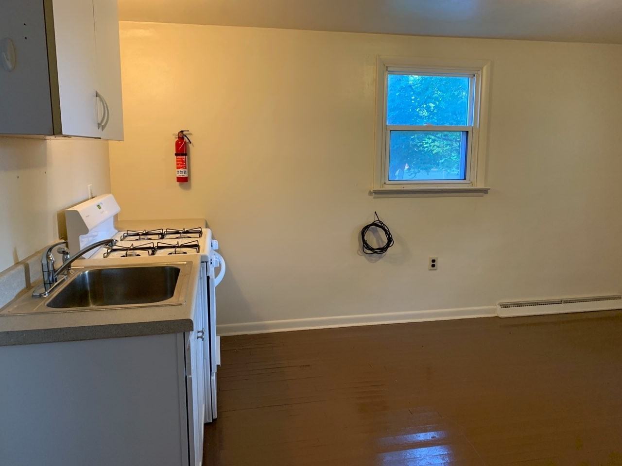 435 N Pitt St - Photo 2 of 9