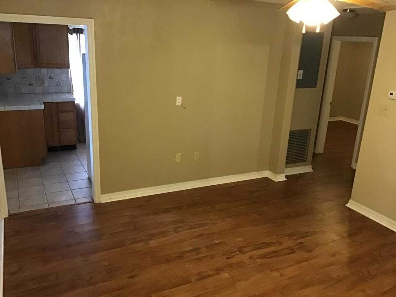 135 Sw Peach St - Photo 3 of 15