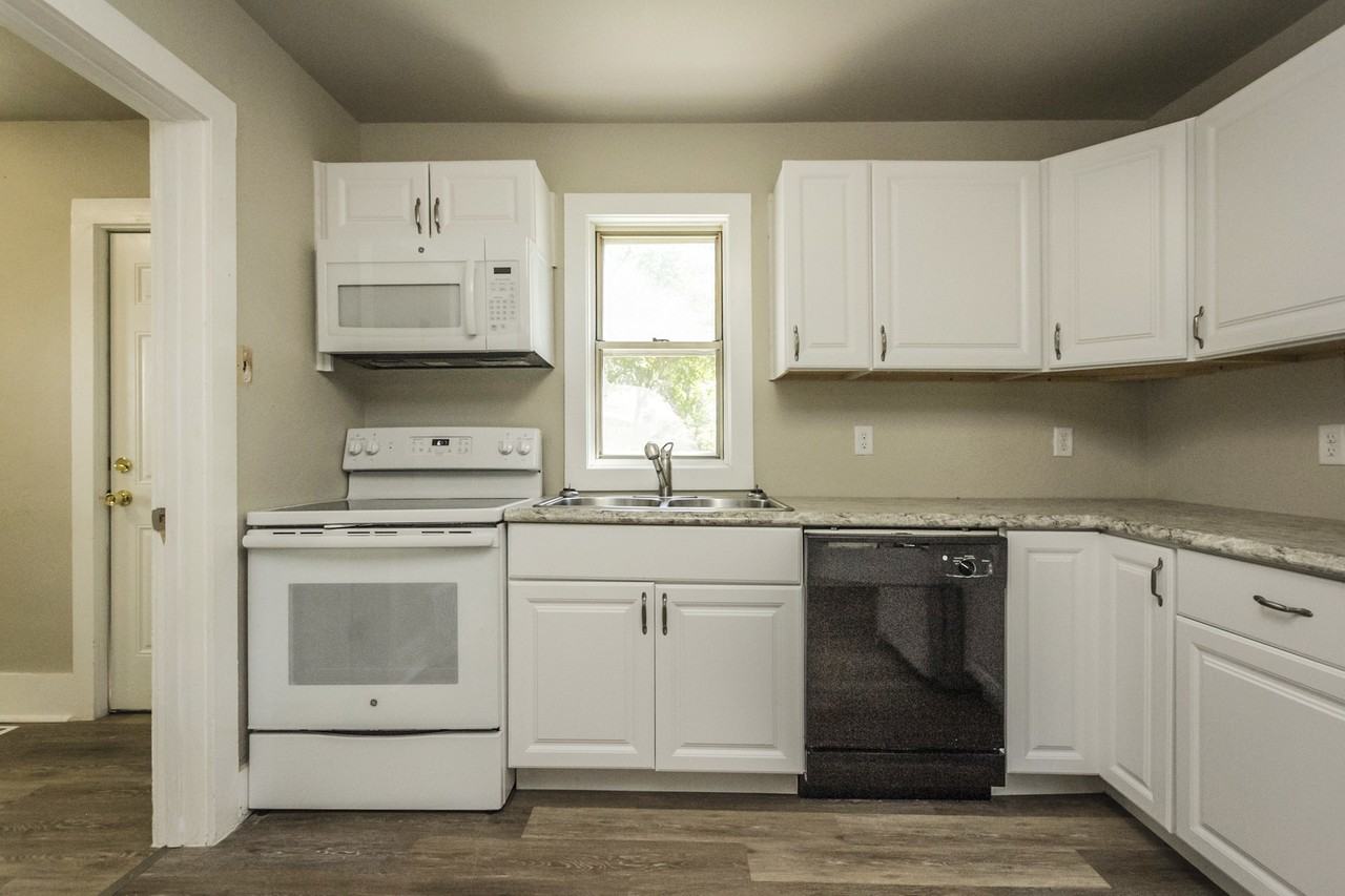 2807 Oxford St - Photo 3 of 16