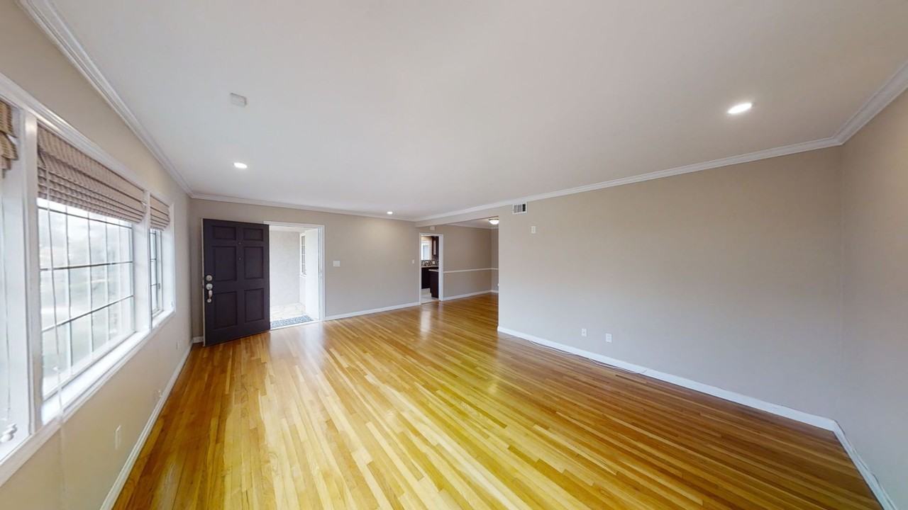5130 68th St - Photo 4 of 22