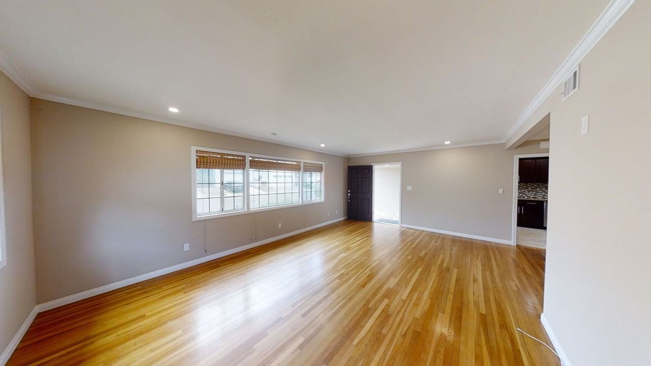 5130 68th St - Photo 5 of 22
