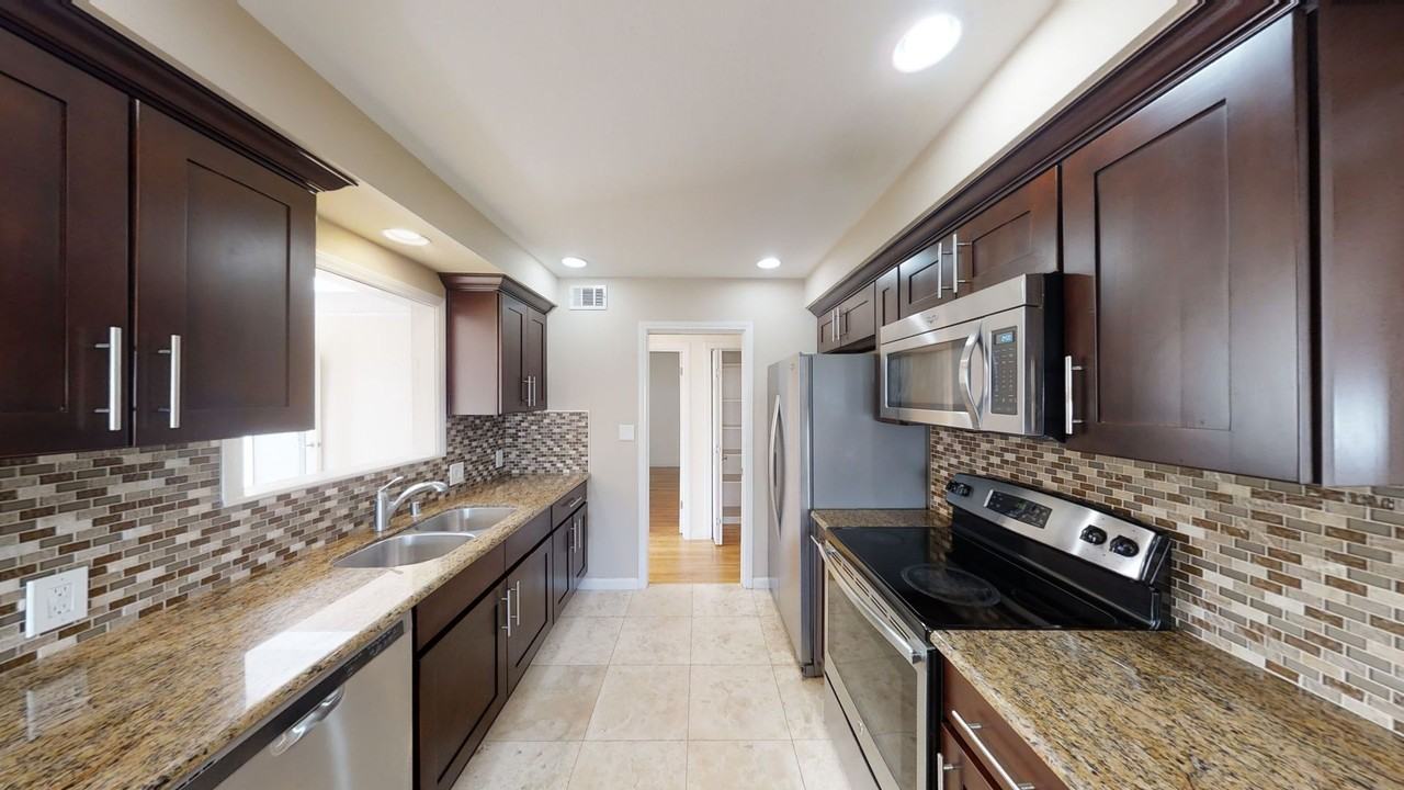 5130 68th St - Photo 6 of 22