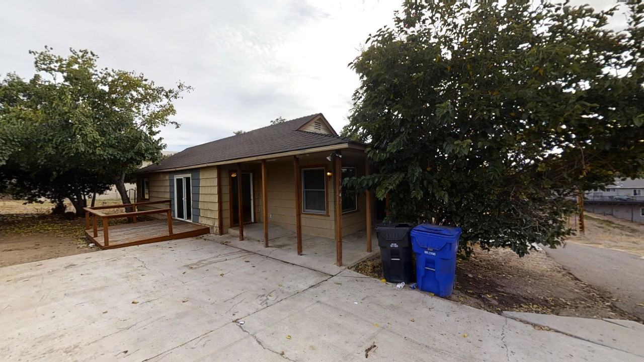 5042 67th St - Photo 2 of 21