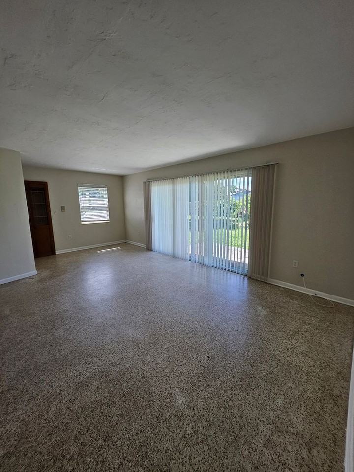 2433 Deedra St - Photo 2 of 19