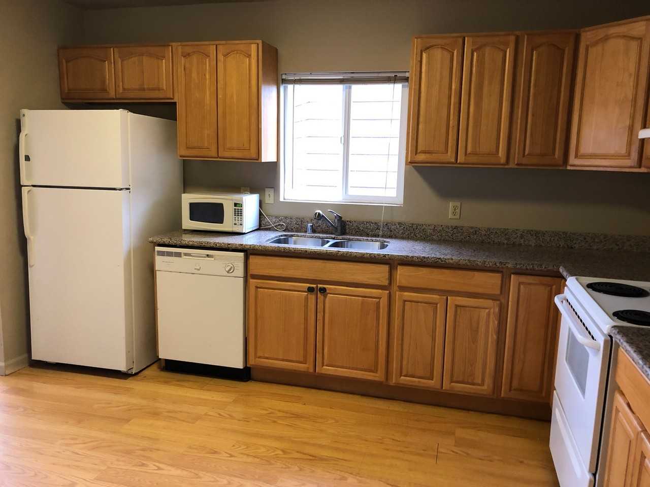 10645 Dixon Dr S - Photo 3 of 20
