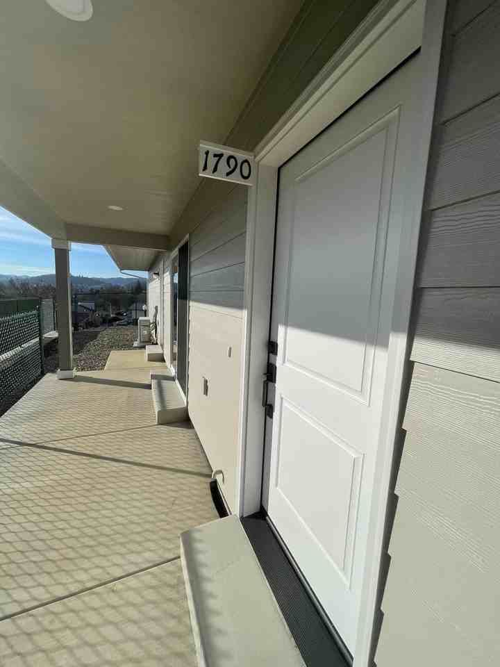 1790 Nw Goetz St - Photo 3 of 15