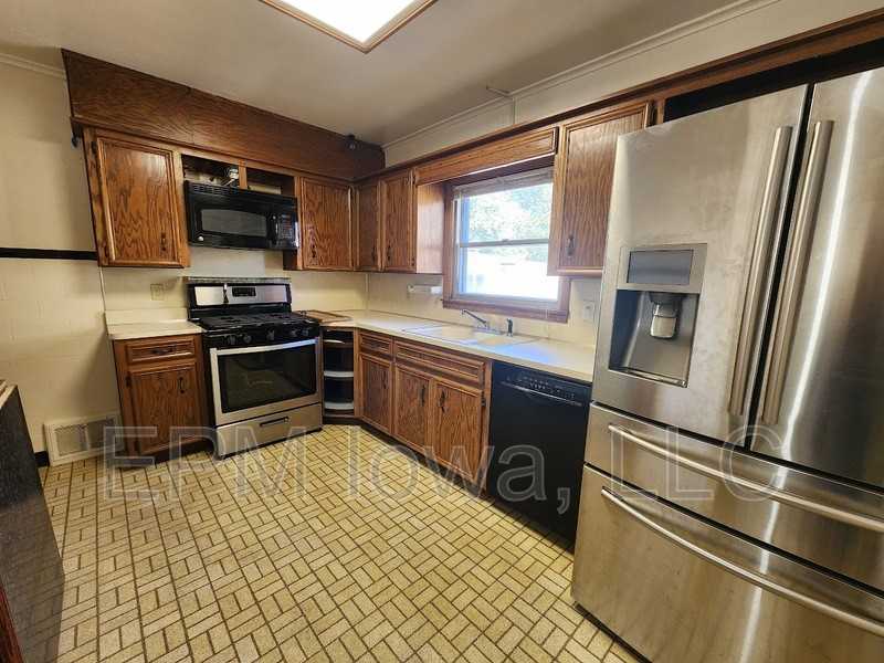 658 Newton St - Photo 2 of 7