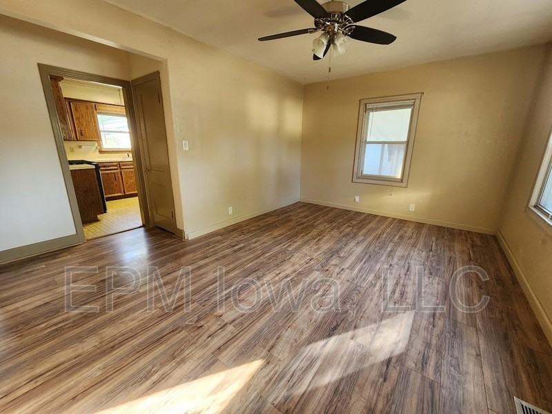 658 Newton St - Photo 3 of 7