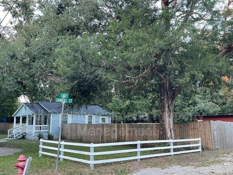 223 S Lucas St - Photo 2 of 9