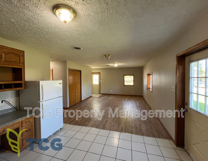 628 3rd Ave #A - Photo 3 of 9