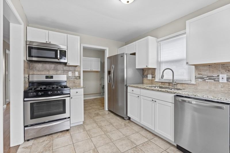 14489 Agnes St - Photo 3 of 12